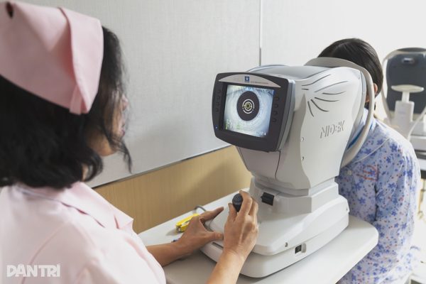 Trùm chăn lén xem điện thoại, iPad, trẻ đối mặt nguy cơ cận thị