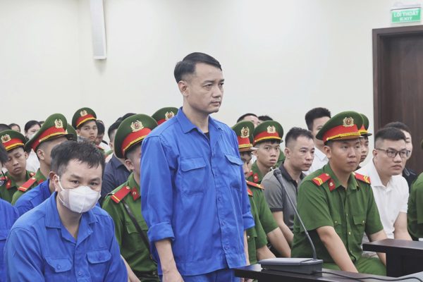 Trùm sữa giả chi 150.000 USD nhờ cựu cảnh sát hình sự “lo việc”