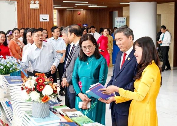 Trưng bày thành tựu khoa học "Địa lý nhân văn - Kiến tạo phát triển"