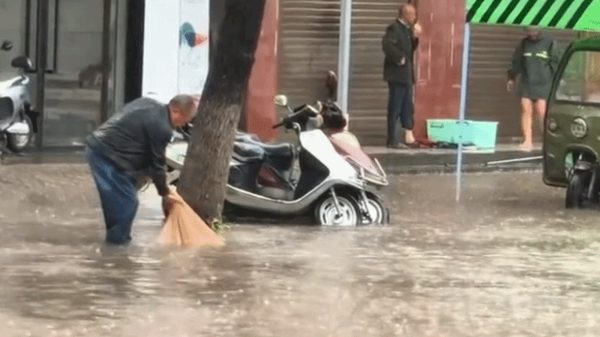 Trúng đậm khi quăng chài bắt cá trên phố