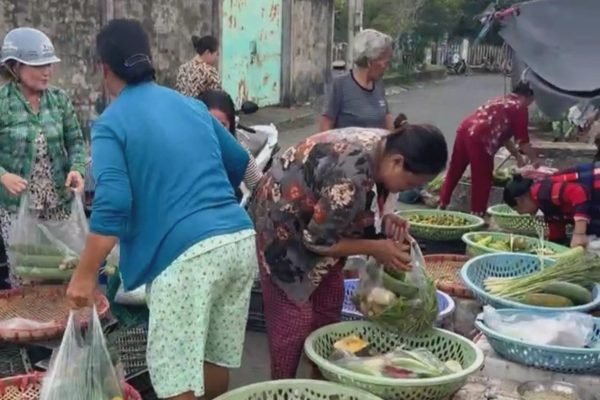 Trúng độc đắc 10 tỷ đồng, nam tiểu thương tặng hết hàng hóa để về quê