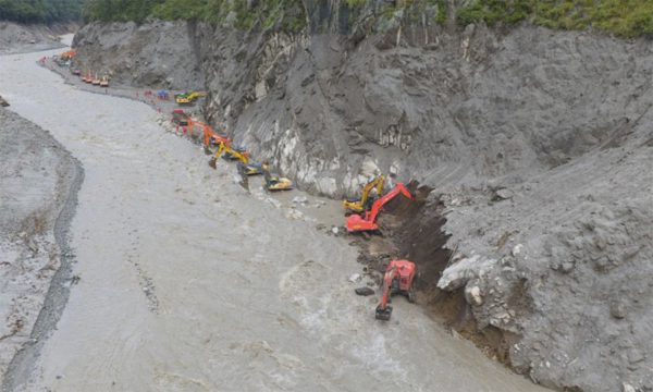 Trung Quốc điều hàng chục máy xúc mở đường đến cửa khẩu bị lũ quét san phẳng