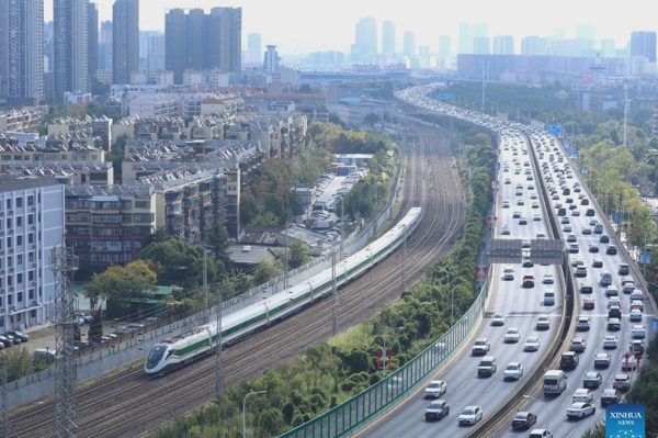Trung Quốc hạ lãi suất chủ chốt, trợ cấp lãi vay mua nhà