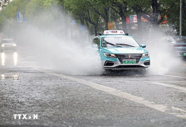 Trung Quốc nâng mức cảnh báo khi các cơn bão đang áp sát