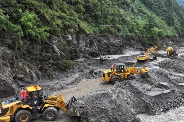 Trung Quốc nối lại việc cứu hộ, Nepal giải cứu 350 người trong hầm sau lũ quét