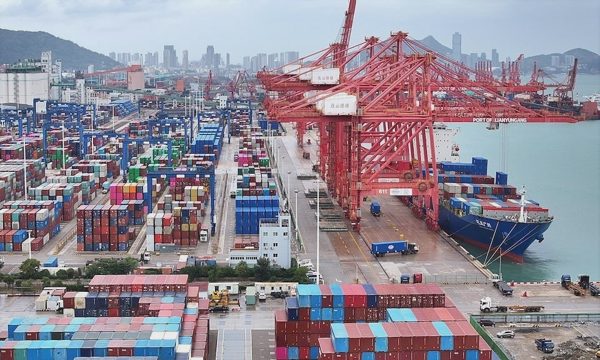 Trung Quốc tăng trưởng kinh tế vượt dự báo