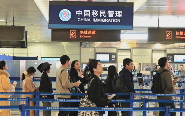 Trung Quốc thực thi quy định xuất nhập cảnh mới giữa nhiều nghi ngại