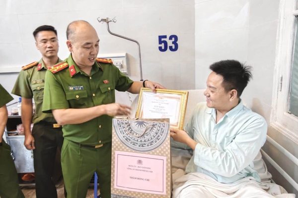 Trung tá cảnh sát hình sự Hà Nội bị người đi xe máy không biển tông gãy chân