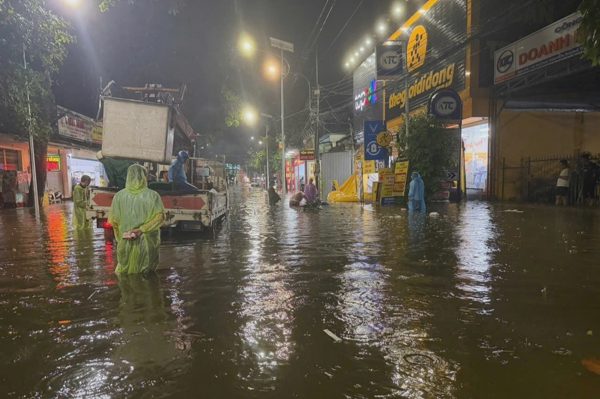 Trung tâm Phú Quốc ngập sâu sau mưa lớn kéo dài