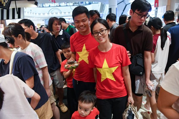 Trung tâm thương mại kín đặc người, tìm bàn ăn cũng khó ngày cuối nghỉ lễ