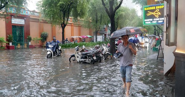 Trung tâm TP.HCM ngập lênh láng ở nhiều tuyến đường trong cơn mưa lớn chiều nay