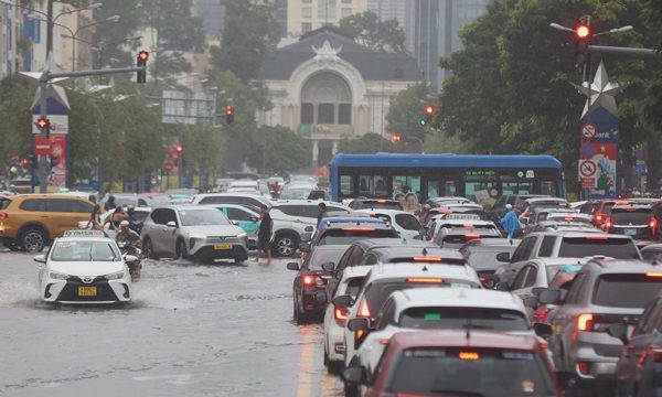 Trung tâm TP HCM ngập sâu giữa trưa