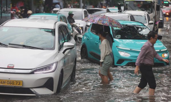 Trung tâm TP HCM ngập sâu sau mưa lớn