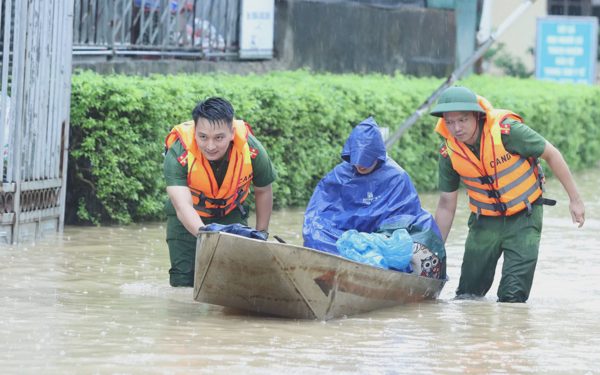 Trung tâm y tế ngập gần nửa mét, công an dùng thuyền đưa bệnh nhân ra vào