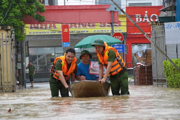 Trung tâm y tế ngập sâu gần 1m, công an dùng thuyền đưa bệnh nhân vào thăm khám