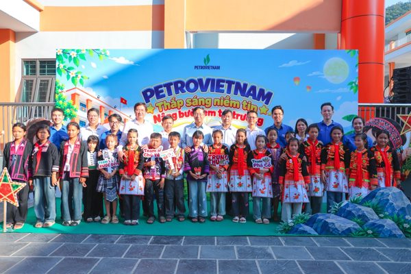 Trung thu đầu tiên ở trường Petrovietnam: Thắp sáng niềm tin nơi biên cương