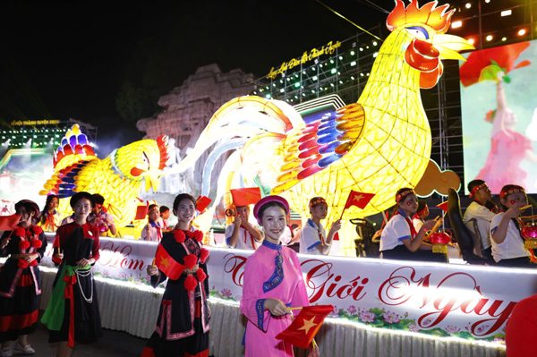 Trung thu ở nơi đèn lồng cao bằng ngôi nhà