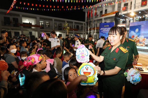 Trung thu sớm lan tỏa nụ cười ở Na Ngoi