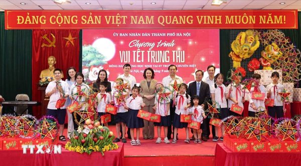 Trung Thu yêu thương: Tiếp thêm động lực cho học sinh các trường chuyên biệt