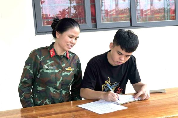 Trúng tuyển đại học, hai thanh niên Mường viết đơn tình nguyện nhập ngũ