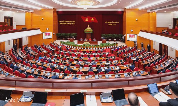 Trung ương bàn về đổi mới toàn diện công tác cán bộ