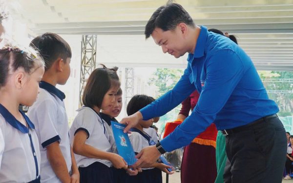 Trung ương Đoàn tặng phòng máy tính và học bổng cho học sinh biên giới Đồng Tháp