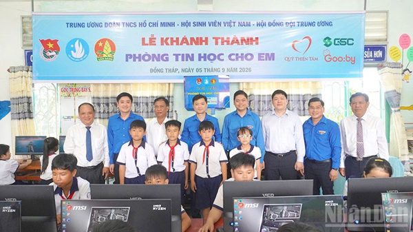 Trung ương Đoàn trao học bổng và “Phòng tin học cho em” ở biên giới tỉnh Đồng Tháp