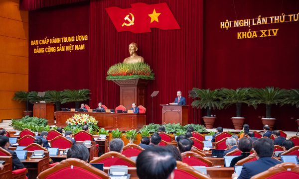 Trung ương yêu cầu đổi mới tiêu chuẩn cán bộ, không nặng về bằng cấp, thâm niên