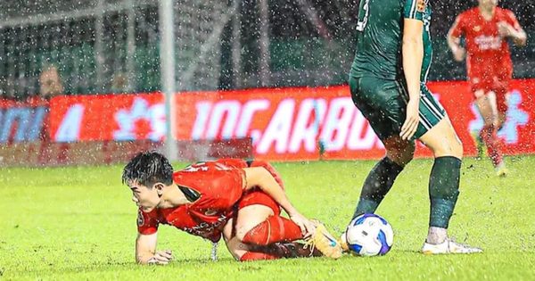Trung vệ Huỳnh Tấn Sinh nhận án phạt từ VFF vì hành vi thô bạo với Đình Bắc