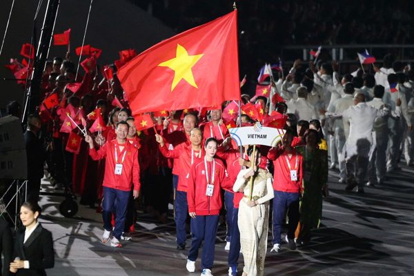 Trung vệ U23 Việt Nam và Lê Thanh Thúy cầm cờ cho đoàn TTVN ở Asiad