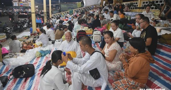 Trước giờ Hội yến Diêu Trì Cung: Tín đồ mắc võng, trải bạt xung quanh Tòa thánh