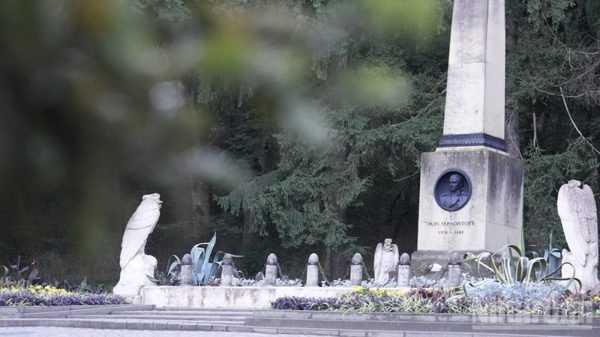 Trước khu tưởng niệm Lermontov ở miền nam nước Nga