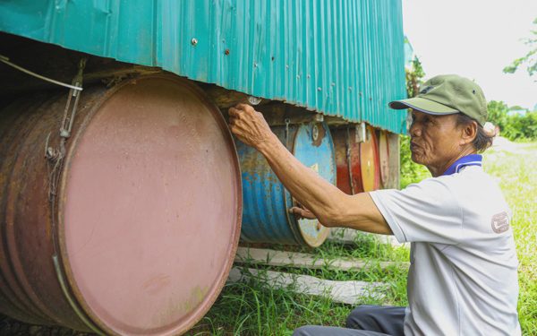 Trước mùa mưa bão, làng du lịch ở Quảng Trị sửa sang những căn nhà nổi theo nước lũ