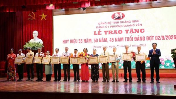 Trưởng Ban Nội chính Trung ương Lê Minh Trí trao Huy hiệu Đảng cho các đảng viên thuộc Đảng bộ phường Quảng Yên