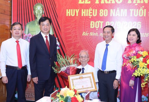 Trưởng Ban Tổ chức Trung ương Nguyễn Duy Ngọc trao Huy hiệu 80 năm tuổi Đảng ở Bắc Ninh