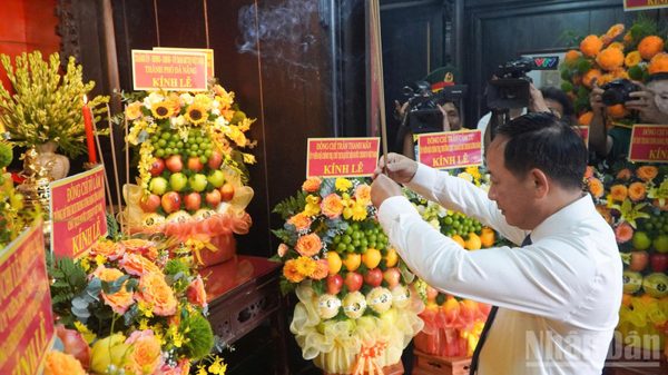 Trưởng Ban Tuyên giáo Trung ương dâng hoa, dâng hương kỷ niệm 150 năm Ngày sinh cụ Huỳnh Thúc Kháng
