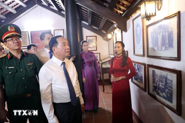Trưởng Ban Tuyên giáo Trung ương dâng hương tại Nhà lưu niệm cụ Huỳnh Thúc Kháng