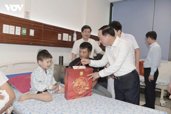 Trưởng Ban Tuyên giáo Trung ương thăm, động viên bệnh nhi dịp Tết Trung thu