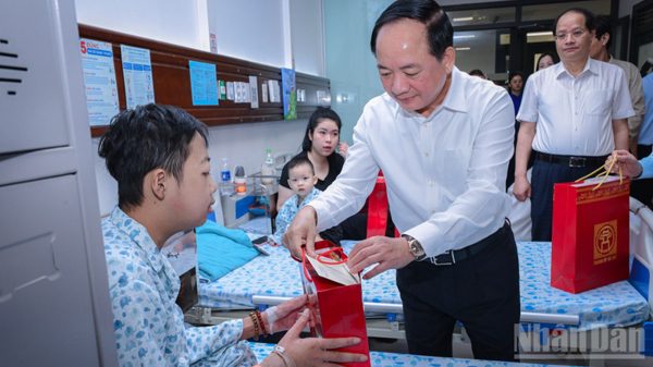 Trưởng ban Tuyên giáo Trung ương thăm, động viên các bệnh nhi nhân dịp Tết Trung thu 2026