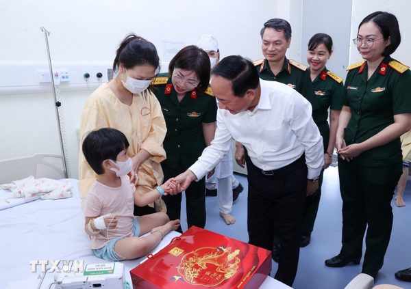 Trưởng Ban Tuyên giáo Trung ương thăm, động viên các bệnh nhi nhân Tết Trung Thu
