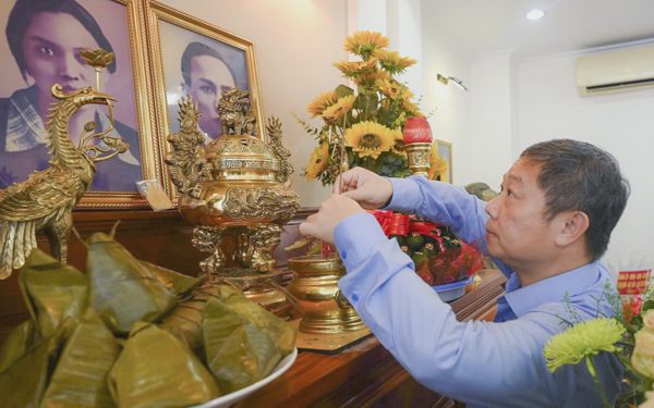 Trưởng Ban Tuyên giáo và Dân vận Thành ủy TP.HCM dâng hương tưởng niệm nhà cách mạng Nguyễn Thị Minh Khai