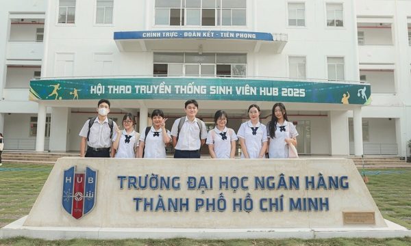 Trường bỏ 'phạt' tốt nghiệp muộn sau phản ứng của sinh viên