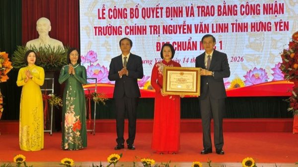 Trường Chính trị Nguyễn Văn Linh đón Bằng công nhận đạt chuẩn mức 1