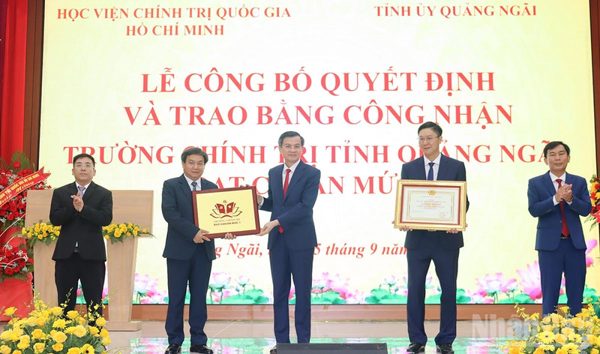Trường chính trị tỉnh Quảng Ngãi đón nhận Bằng công nhận đạt chuẩn mức 1