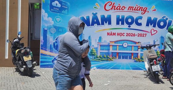 Trường chưa ăn bán trú, phụ huynh TP.HCM lật đật đưa đón con