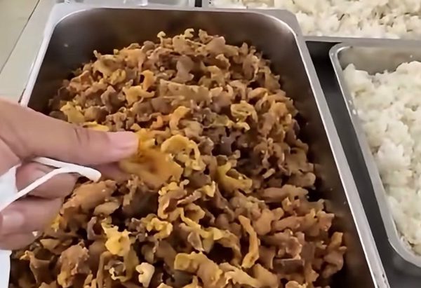 Trường có suất ăn 'thịt như tóp mỡ' mở bán trú trở lại