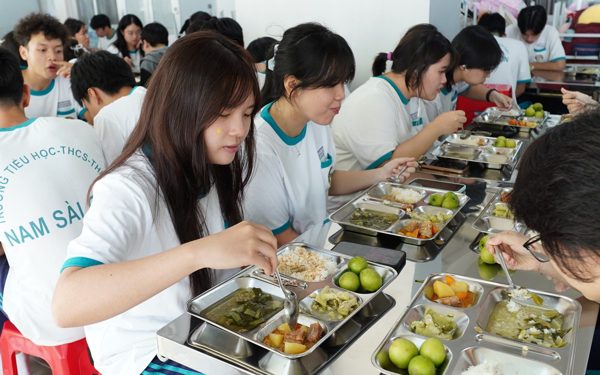 Trường công lập ở TP.HCM nấu ăn 3 bữa/ngày cho hơn 3.500 học sinh
