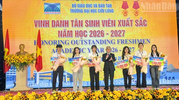 Trường đại học Cửu Long trao tặng hơn 9 tỷ đồng học bổng và khen thưởng trong ngày khai giảng