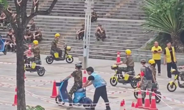Trường đại học dạy tân sinh viên đi xe điện trong khóa tập quân sự