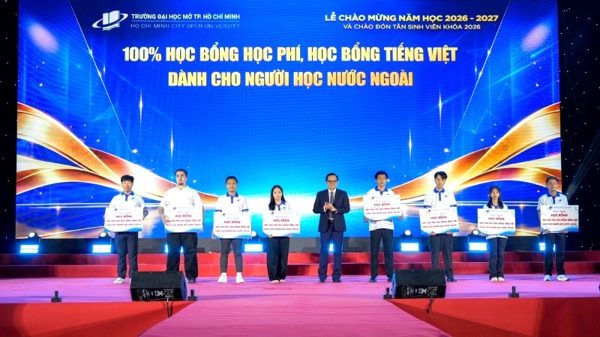 Trường đại học Mở Thành phố Hồ Chí Minh trao 53 tỷ đồng học bổng cho tân sinh viên
